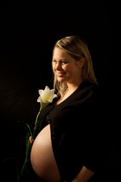 Gravidfoto med vit lilja Fotograf David Gimlin